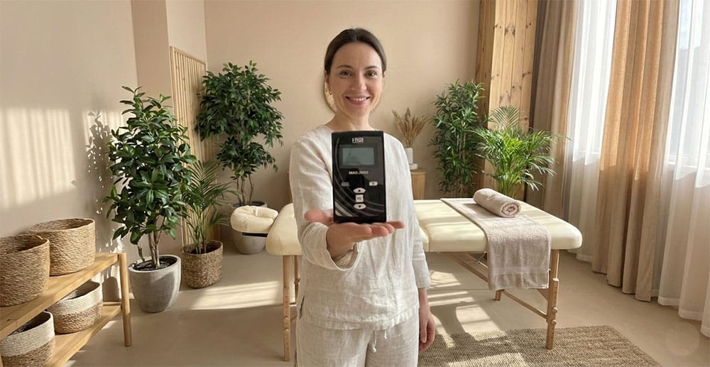 donna che tiene nella mano un apparecchio mag 2000 per magnetoterapia